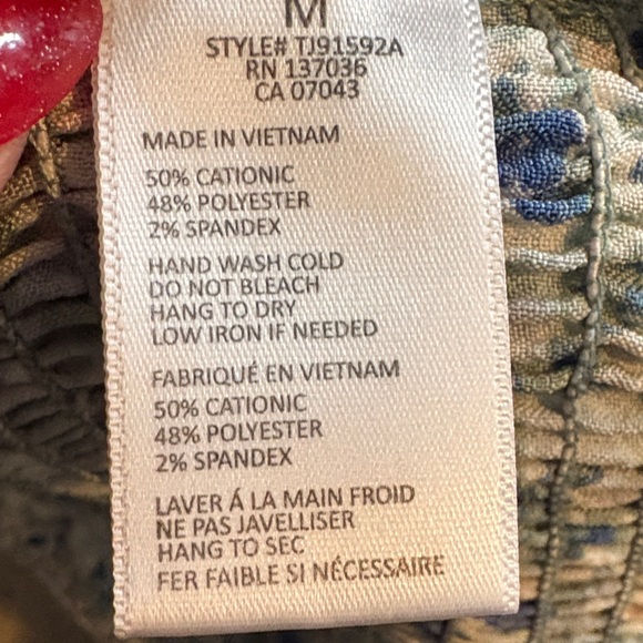 Paper Crane Floral Smocked Ruffle Sleeve Top. Size Medium - Picture 5 of 7